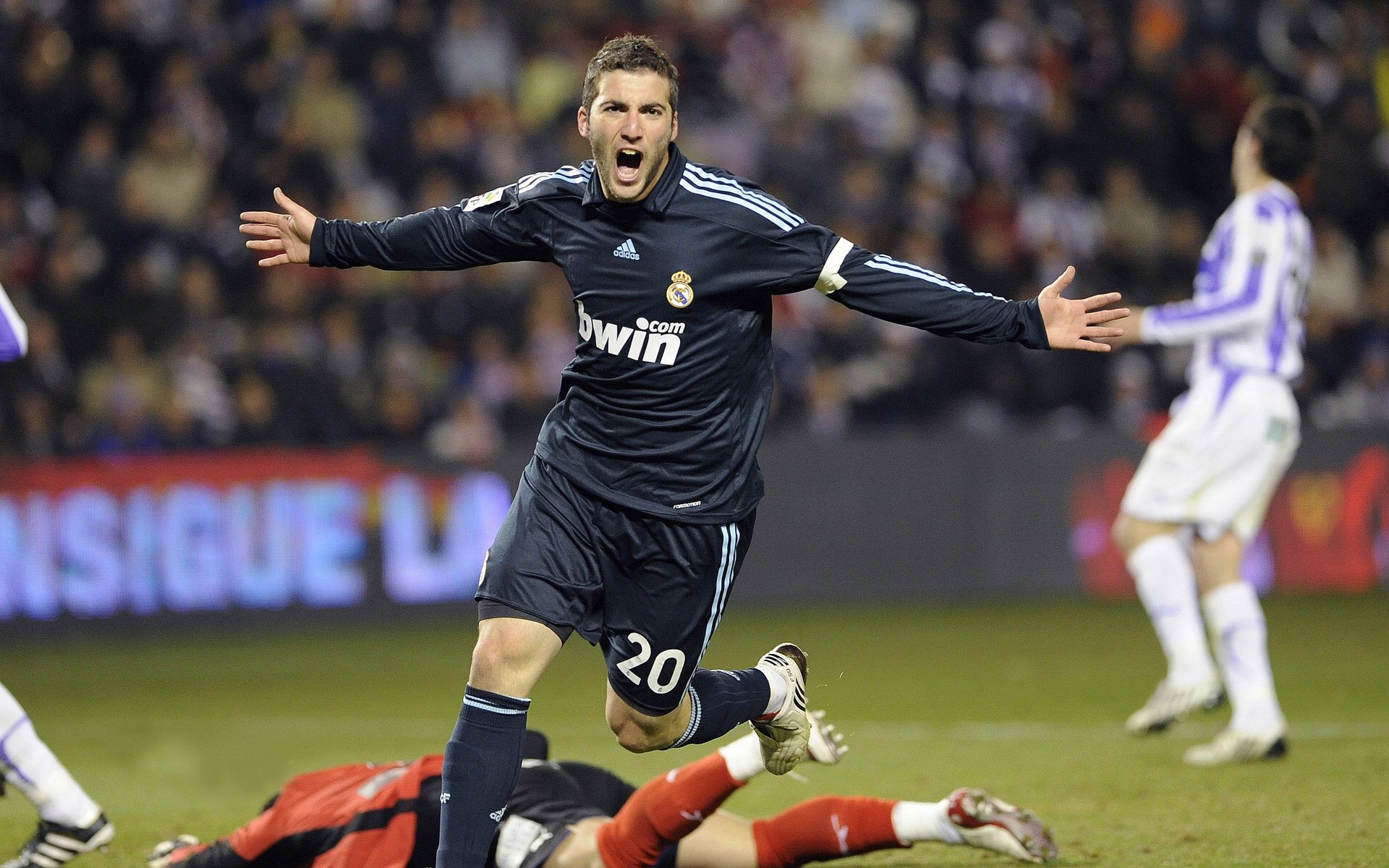 唐纳德·高尔的优秀表现，再次帮助袋鼠队赢得关键比赛，唐纳德纳尔逊