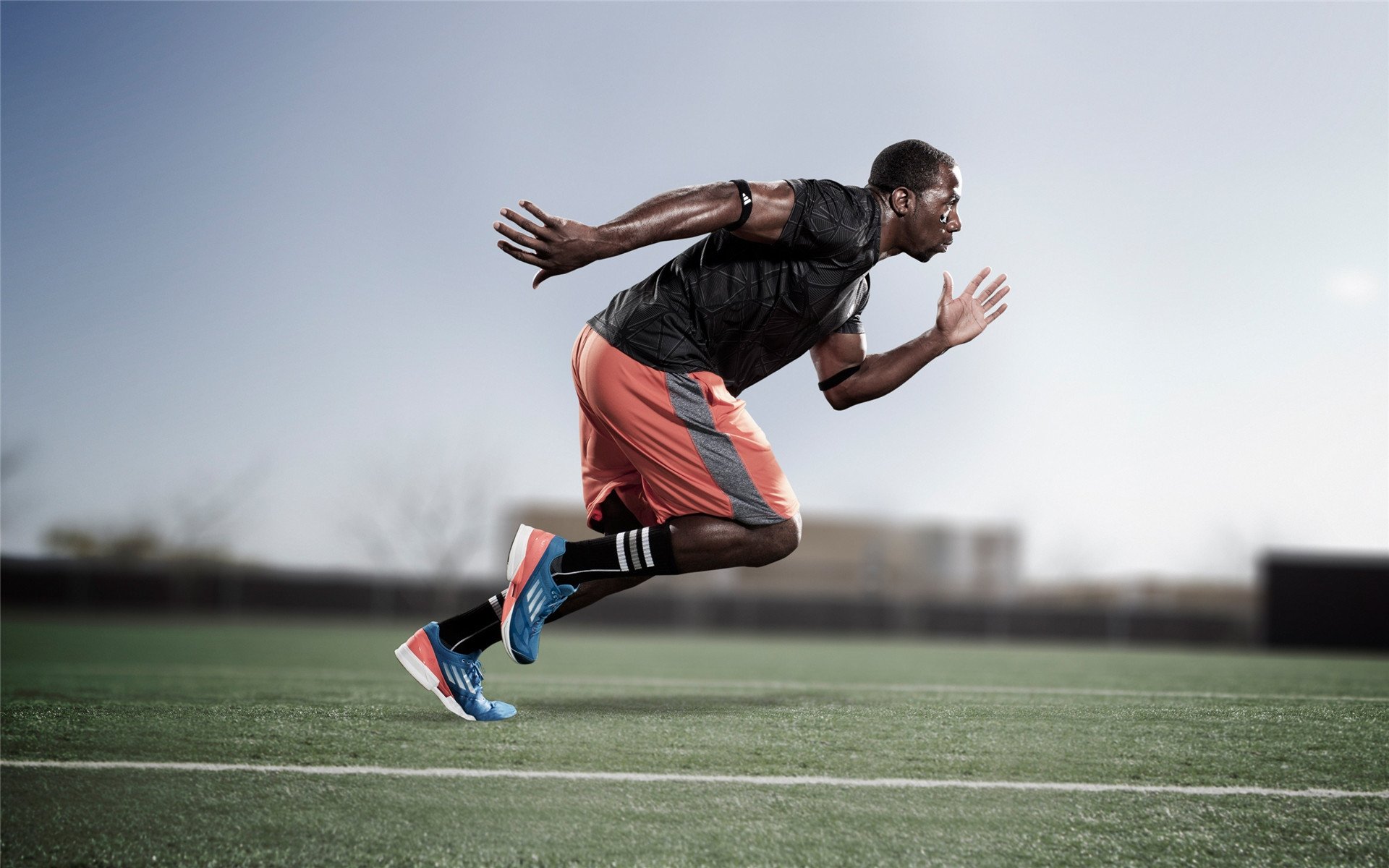 AIYOUXI.COM-林丹推广课上亲自为小选手做热身，林丹训练视频